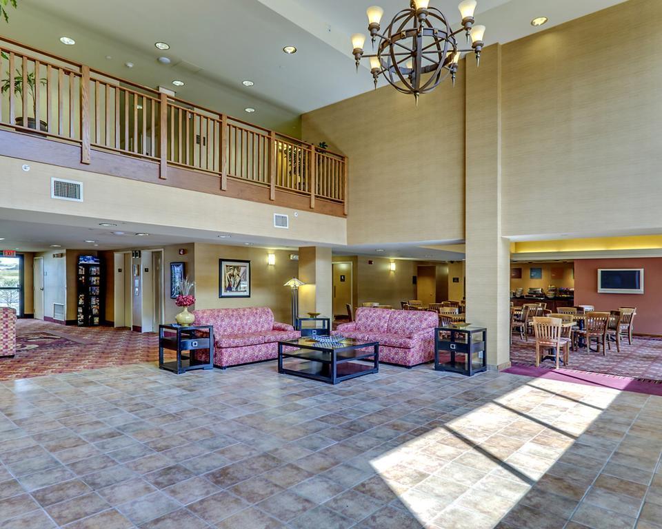 Comfort Inn & Suites York Extérieur photo